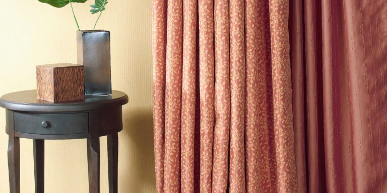 Combinar Cortinas y Persianas con Muebles Antiguos