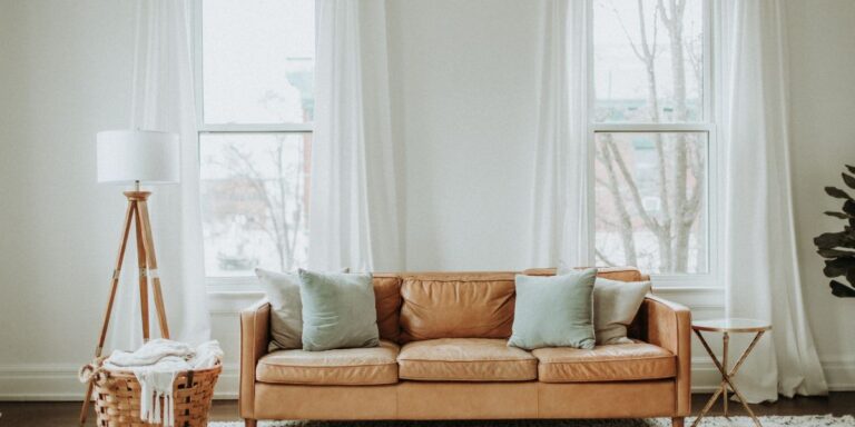 Combinar Cortinas y Persianas con Muebles Antiguos