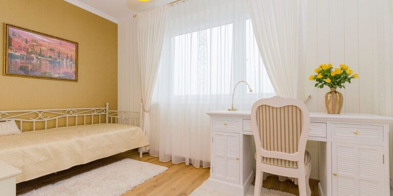 Combinar Cortinas y Persianas con Muebles Antiguos