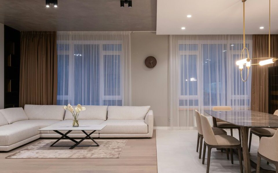 Cortinas y Persianas: Innovaciones Tecnológicas para el Hogar Moderno