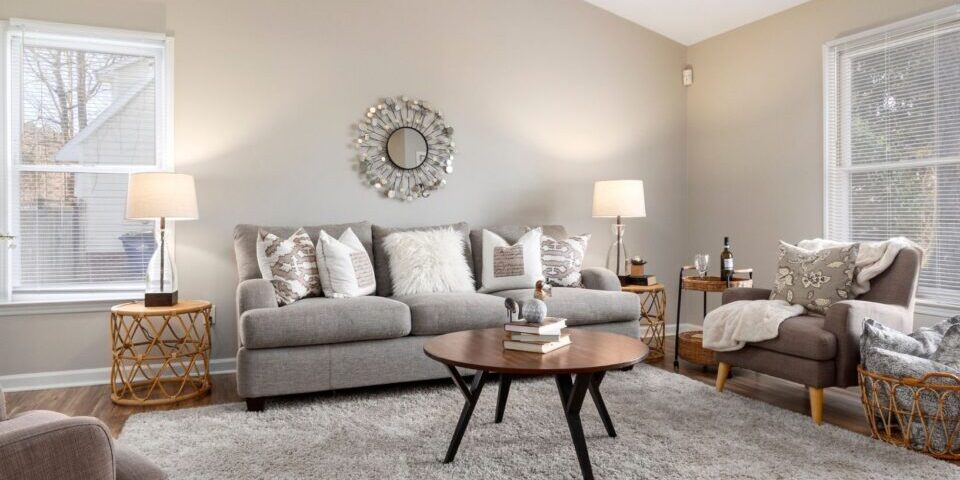 Persianas de Madera vs. Persianas de Aluminio: ¿Cuál Elegir? Persianas de Madera Ventajas: Estética Natural: Las persianas de madera ofrecen una apariencia cálida y natural, ideal para crear ambientes acogedores y elegantes. Versatilidad de Diseño: Disponibles en una variedad de acabados y colores, se pueden adaptar a diferentes estilos de decoración. Aislamiento: Proporcionan un buen aislamiento térmico y acústico, ayudando a mantener la temperatura y reducir el ruido. Desventajas: Mantenimiento: Requieren un mantenimiento regular para preservar su apariencia y evitar daños por humedad. Precio: Suelen ser más costosas en comparación con otras opciones de persianas. Peso: Pueden ser más pesadas y difíciles de instalar en ventanas grandes. Persianas de Aluminio Ventajas: Durabilidad: Son resistentes a la humedad y a la corrosión, ideales para ambientes húmedos como baños y cocinas. Bajo Mantenimiento: Fáciles de limpiar y mantener, ya que no se deforman ni se dañan fácilmente. Costo: Generalmente, son más económicas que las persianas de madera. Variedad de Colores: Disponibles en una amplia gama de colores, lo que facilita encontrar una opción que se adapte a tu decoración. Desventajas: Estética: Pueden parecer más frías y menos acogedoras que las de madera, no aportando la misma calidez natural. Aislamiento: No ofrecen el mismo nivel de aislamiento térmico y acústico que las persianas de madera. ¿Cuál Elegir? La elección entre persianas de madera y persianas de aluminio depende de tus necesidades específicas y preferencias estéticas. Si buscas una apariencia natural y un buen aislamiento, las persianas de madera son la mejor opción. Por otro lado, si prefieres durabilidad, fácil mantenimiento y un precio más accesible, las persianas de aluminio serán más adecuadas.