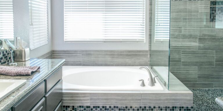 Persianas para baños: materiales y diseños ideales